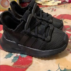 5c adidas sneakers all black only worn once